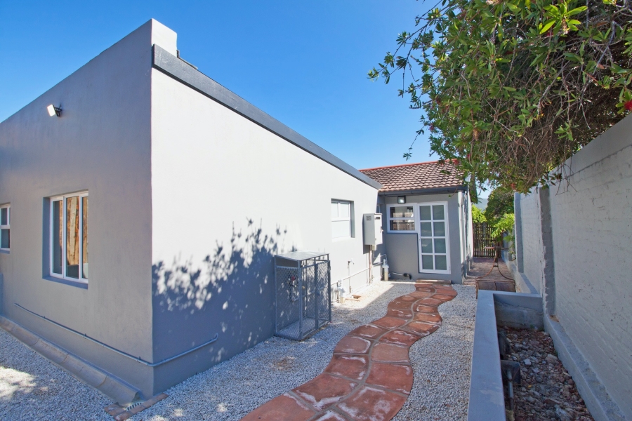 To Let 3 Bedroom Property for Rent in Sunnydale Western Cape